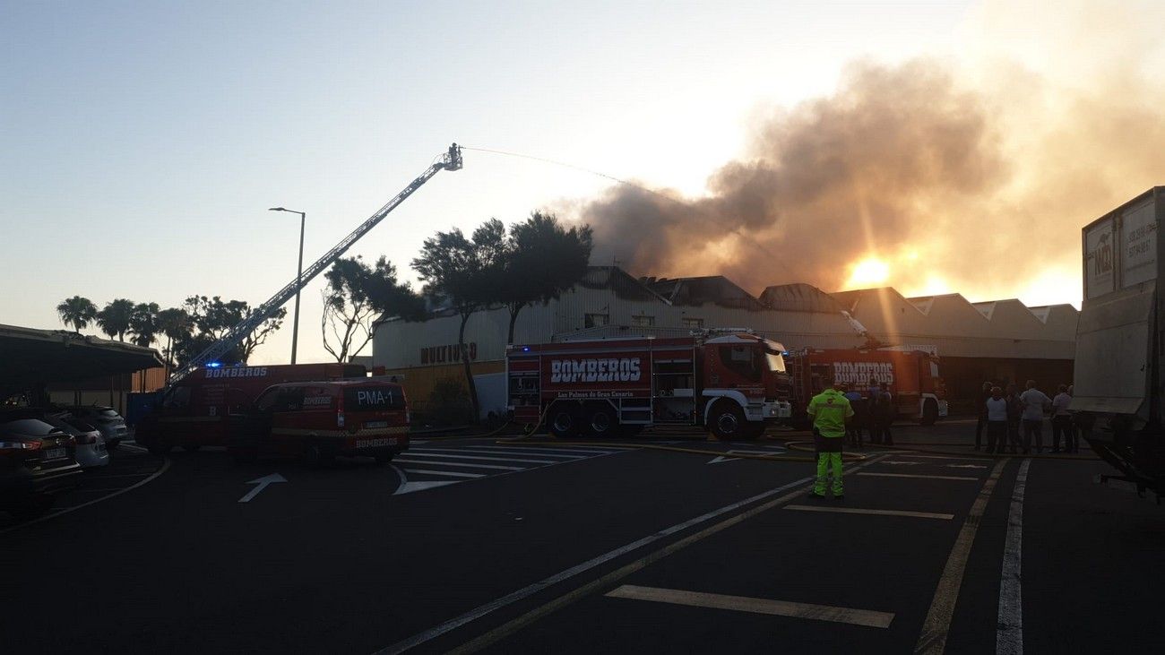 Incendio en una nave multisuso de Mercalaspalmas