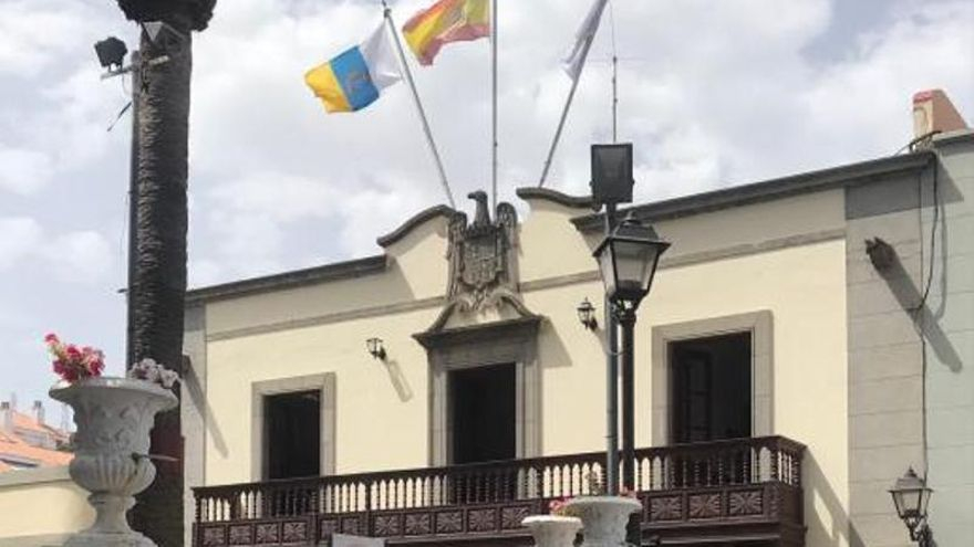 Farewell to the Franco coat of arms on the facade of the old town hall of Santa Úrsula