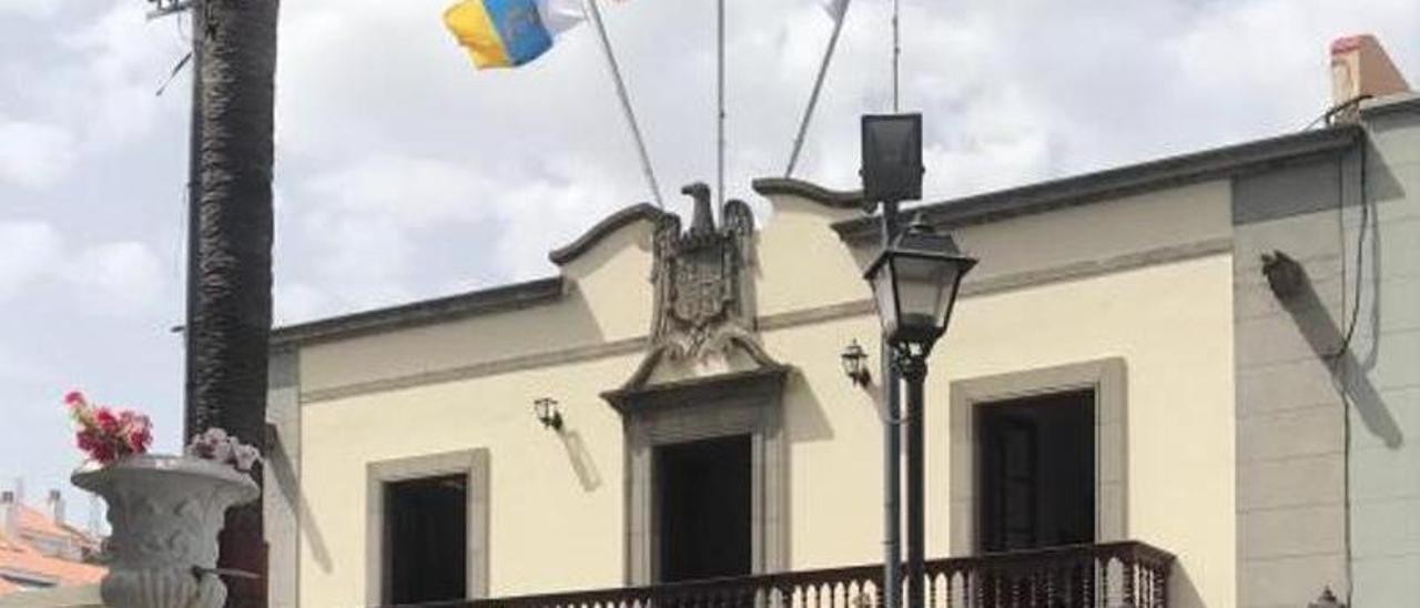 Un escudo franquista aún preside el viejo ayuntamiento de Santa Úrsula .