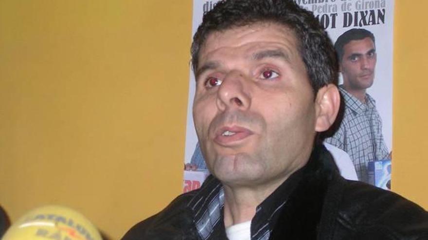 Mohamed Nebbar, durante la rueda de prensa que ofreció en diciembre de 2006, tras ser absuelto.