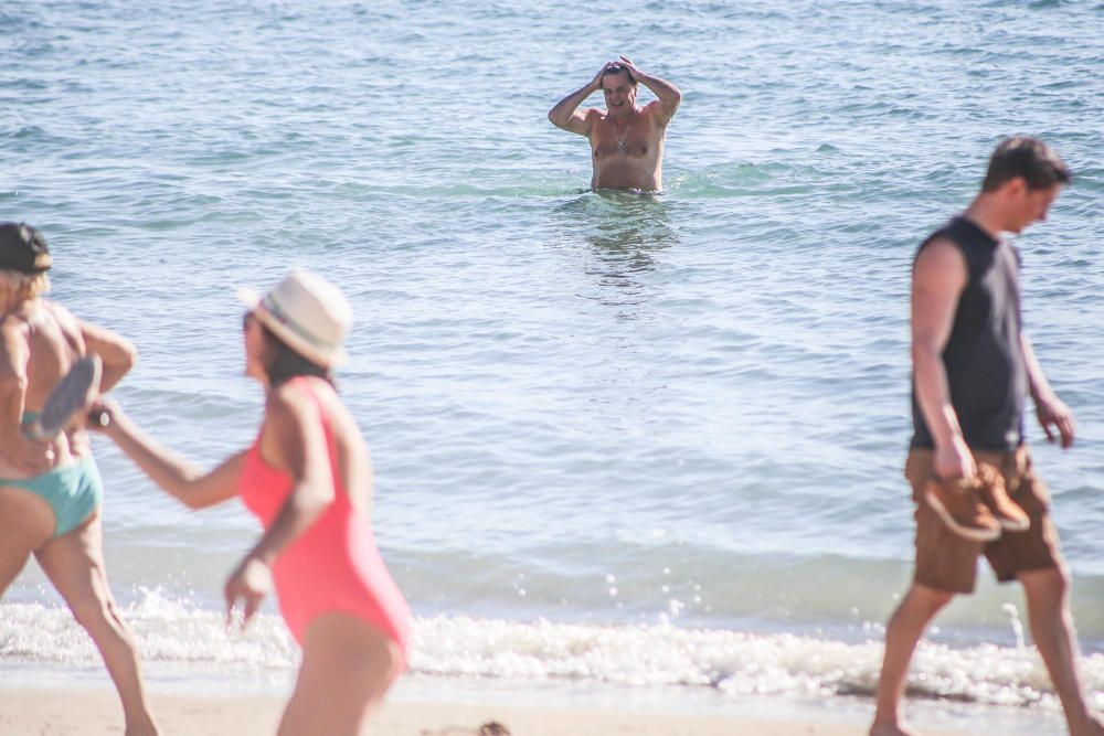 Las inusuales altas temperaturas han animado en los últimos días la afluencia a las playas de la Vega Baja. Aquí imágenes de la playa del Cura en Torrevieja.