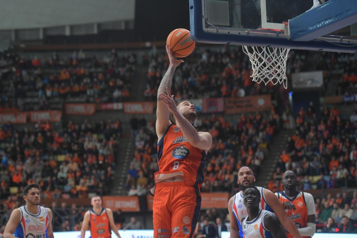Dino Radoncic entra a canasta en el Leyma-Alicante.