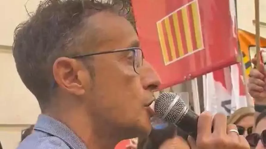 El diputado del PSPV Jose Luis Lorenz habla ante los sindicatos que se manifiestan en las Corts
