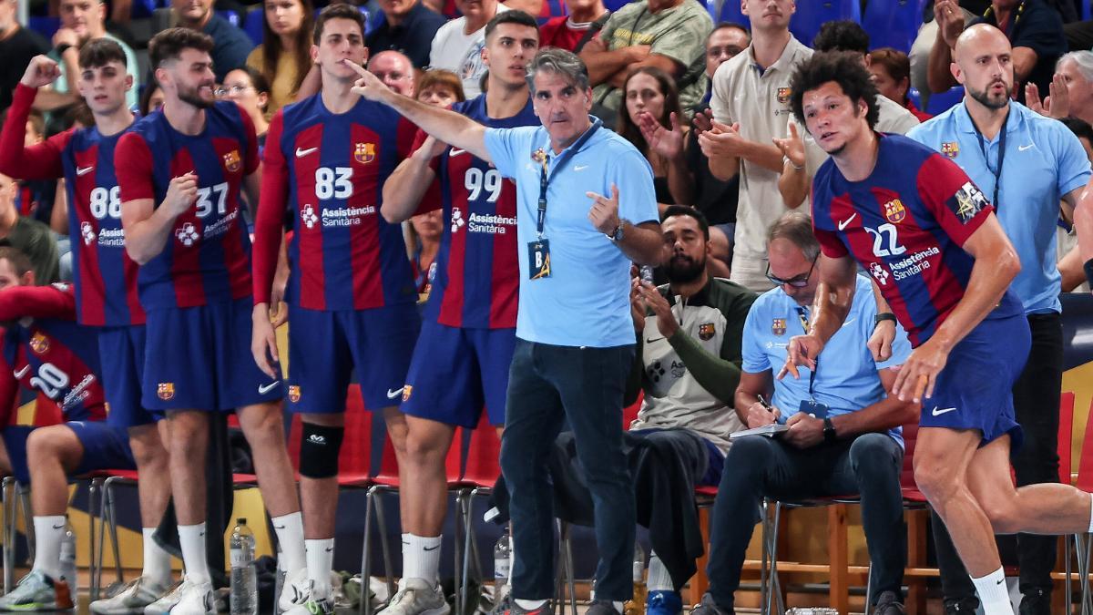 Carlos Ortega, junto a los jugadores del banquillo