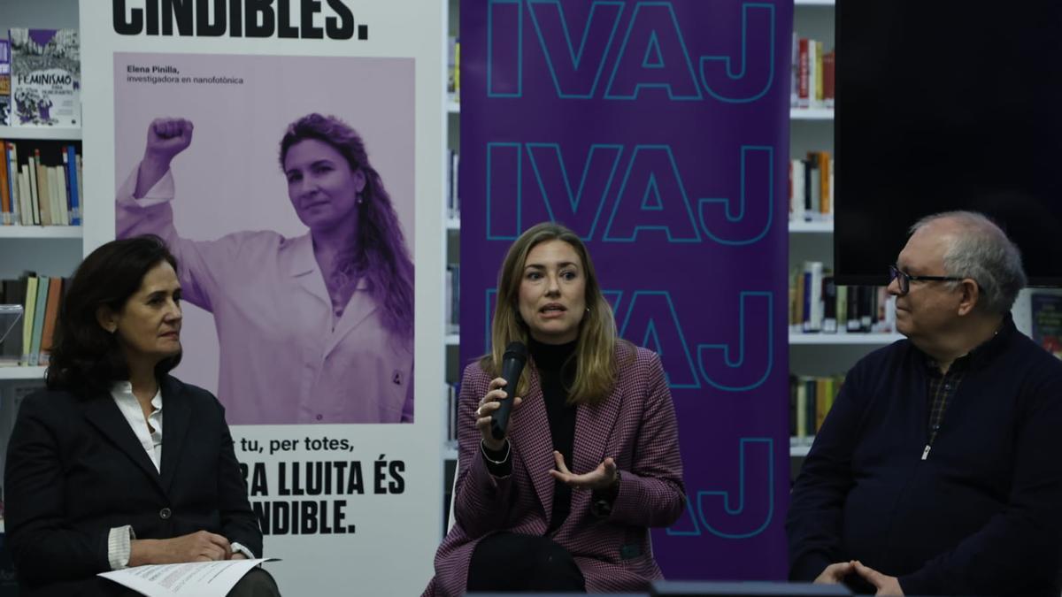 Beatriz Martín, directora de Fad Juventud, junto a la directora general del Institut Valencià de la Dona, María Such, y el director general del IVAJ Jesús Martí.