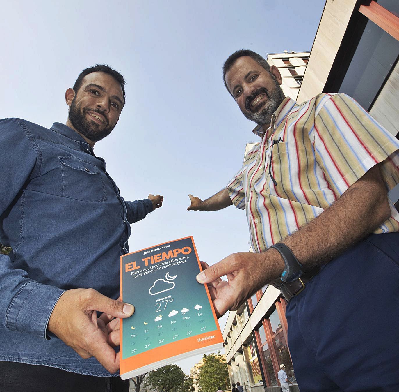 David Arango y José Miguel Viñas, con el libro “El tiempo”, escrito por este último y que presentaron ayer en el Club Prensa Asturiana. |  | MIKI LÓPEZ