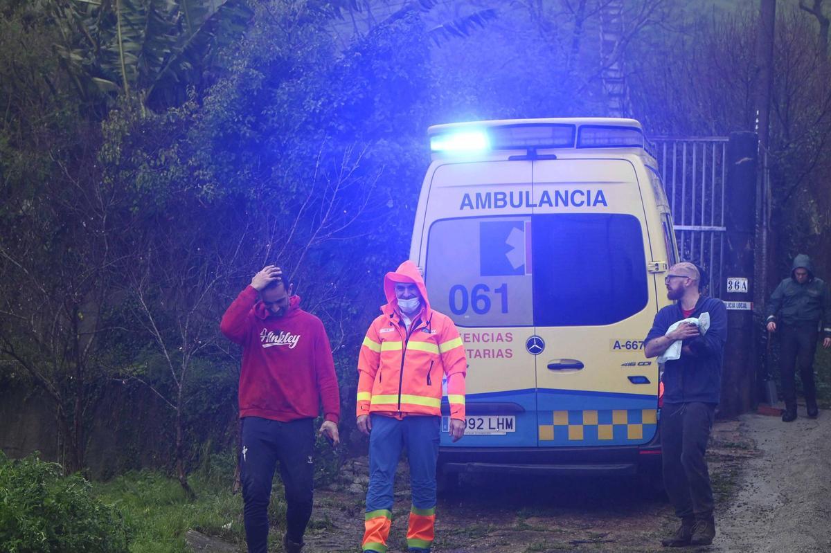 El propietario de la casa, Lucas Cabaleiro (dcha.), tras auxiliar al herido.