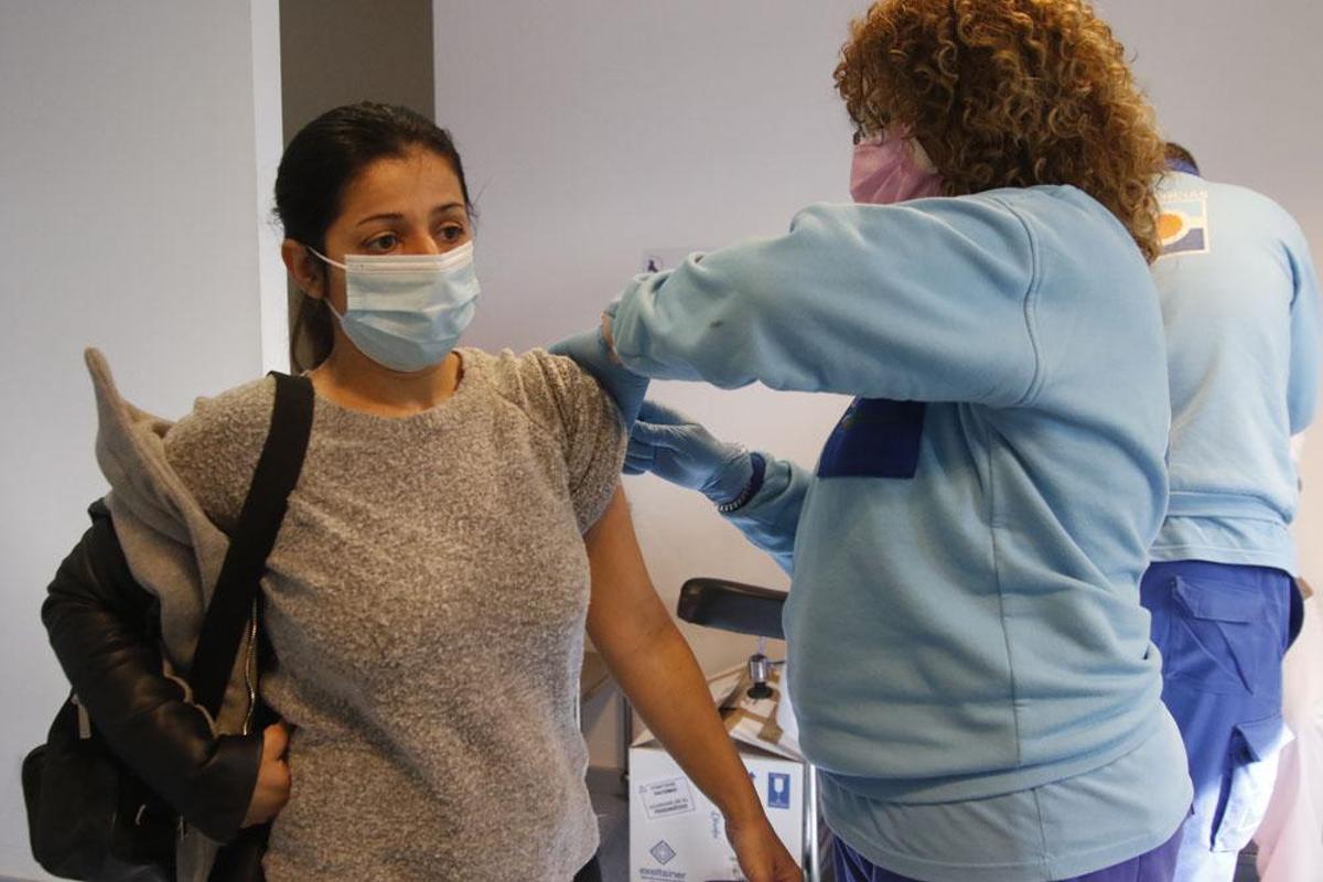 Trabajadoras de ayuda a domicilio reciben las primeras vacunas de ...