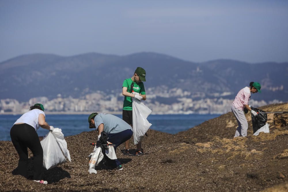 Voluntarios retiran 130 kilos de residuos en Es Carnatge