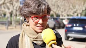 La directora dArrels, Beatriz Fernández, atiende a los medios en la entrada del Parlament.