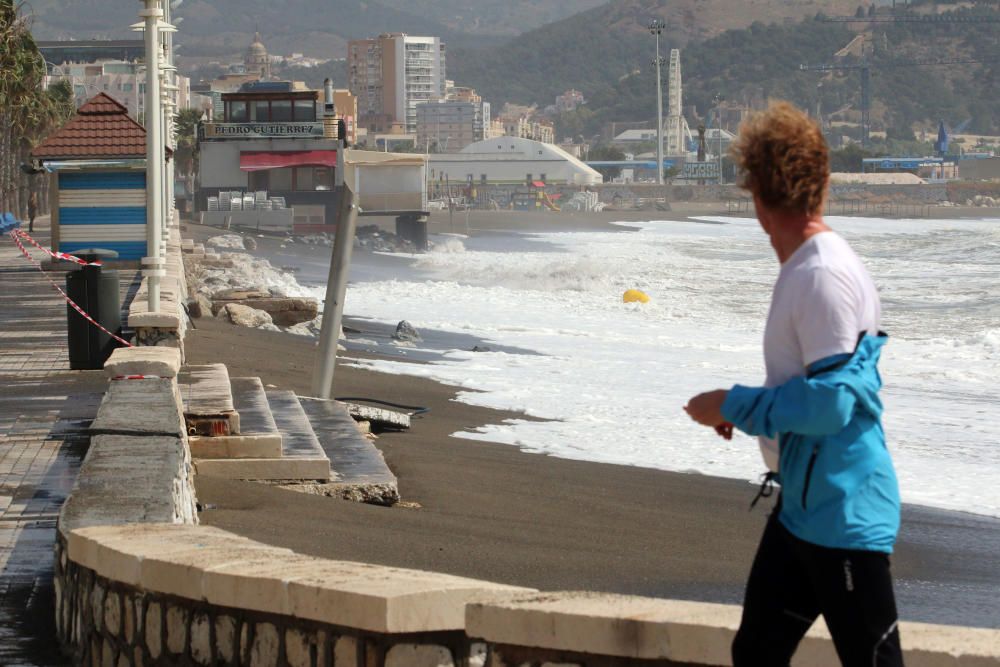 Málaga capital vive una jornada marcada por el fuerte viento, que ha afectado a playas y paseos marítimos y ha obligado a cortas las comunicaciones marítimas con Melilla.