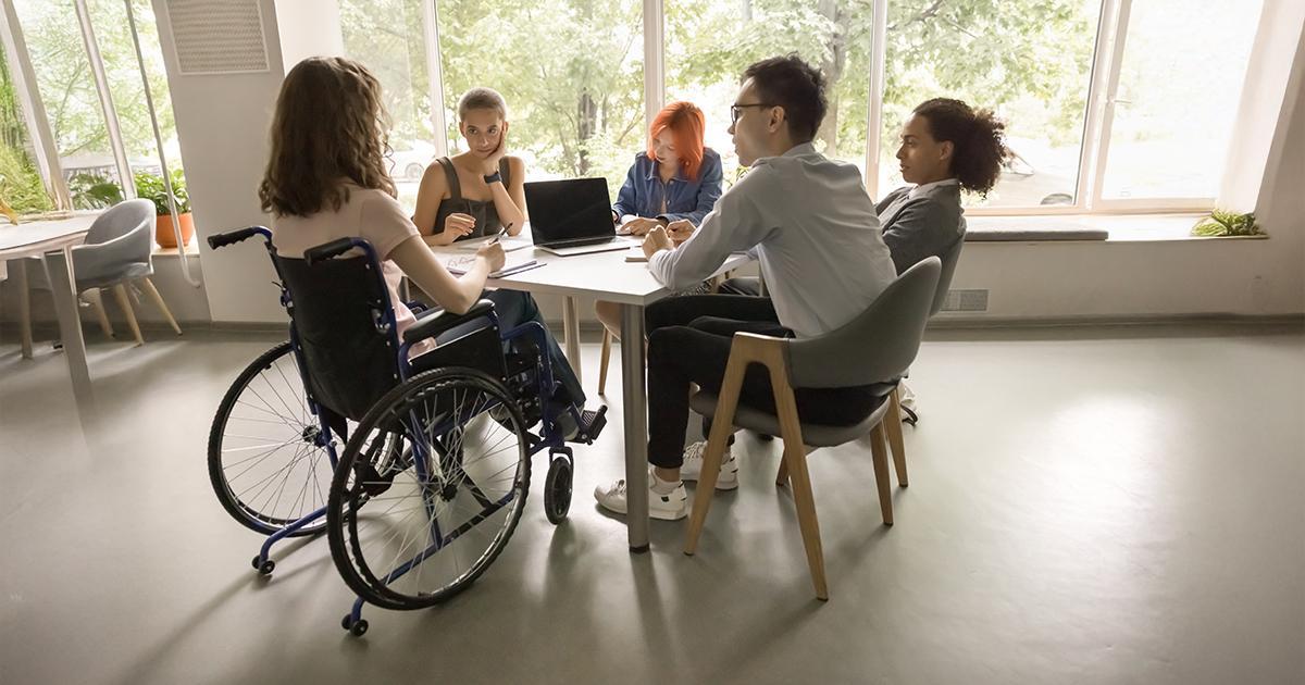 Estudiantes universitarios con discapacidad.