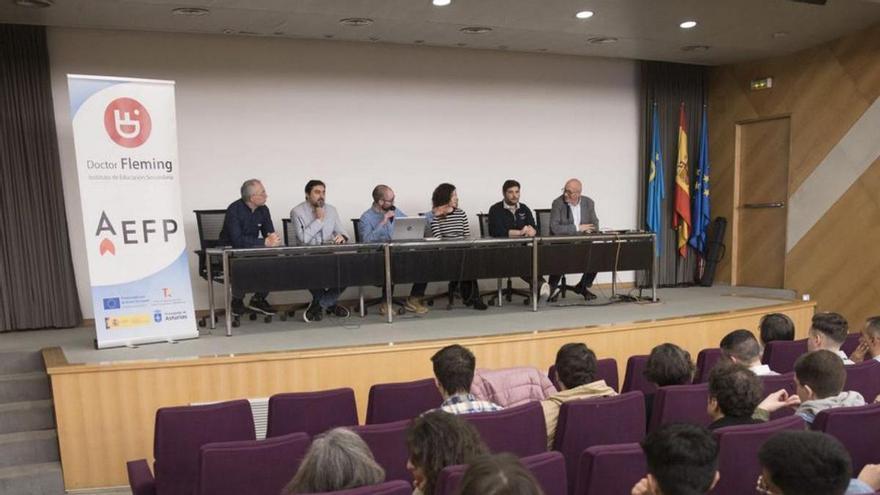 Asistentes al encuentro entre estudiantes del curso de especialización de Inteligencia Artificial del IES Fleming y empresas del sector.