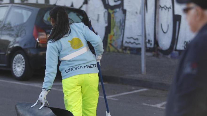 Una escombriaire resulta ferida a Girona en quedar atrapada pels dits al camió de la brossa