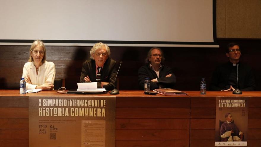 Ponentes en la jornada matinal en el salón de actos del Museo Etnográfico.