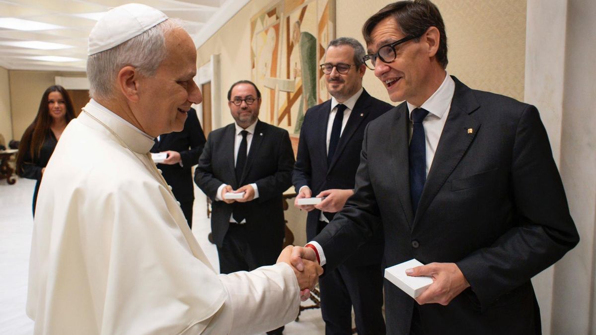 Así ha sido el encuentro entre Illa y el Papa: ocho regalos y una carta que no llegó hasta el último momento
