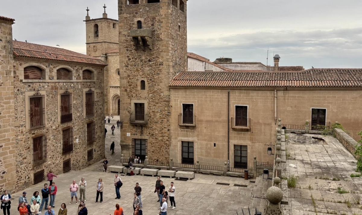 Turistas, este Lunes de Pascua, en San Jorge, con el techo derruido a la derecha.