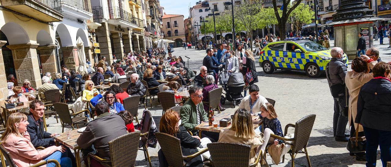 Terrazas de la plaza Mayor de Plasencia llenas, esta Semana Santa.