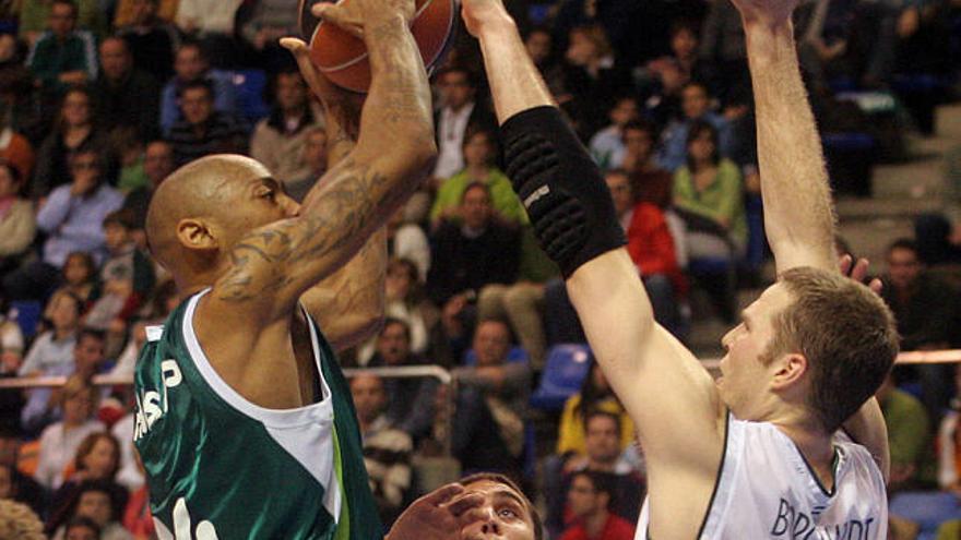 Ataque. El gran arranque del partido por parte del Unicaja obligó al Granada a ir siempre a remolque.