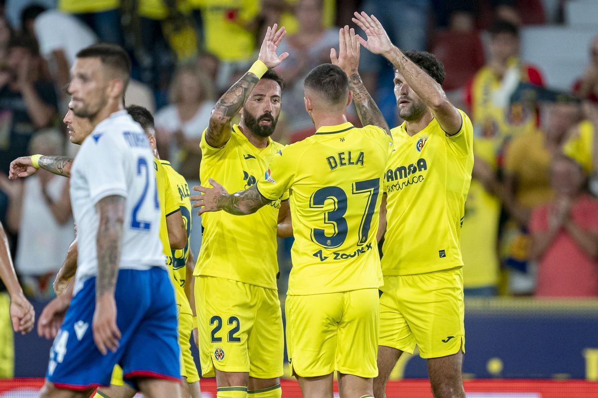 Morales y Pedraza felicitan a Dela, futbolista del filial ‘groguet’.