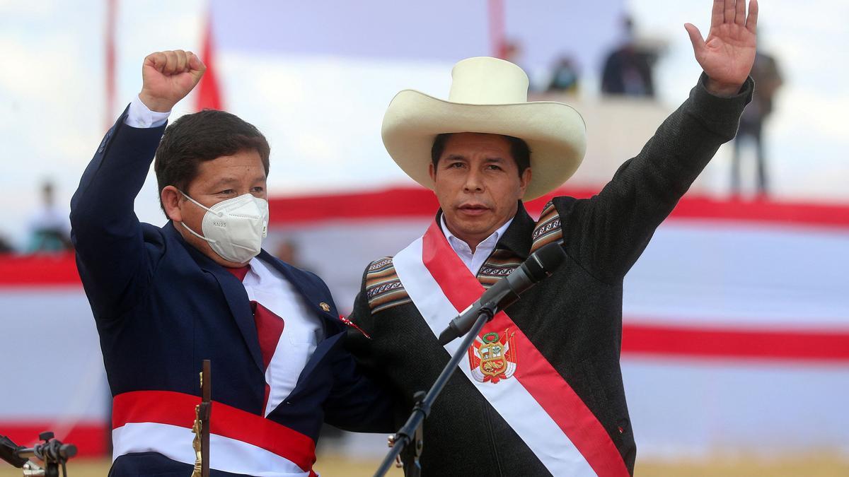 Guido Bellido junto a Pedro Castillo durante su ceremonia de juramento.