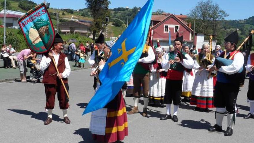 El grupo folclórico «Los Yerbatos», ayer, desfilando por las calles de Martimporra.