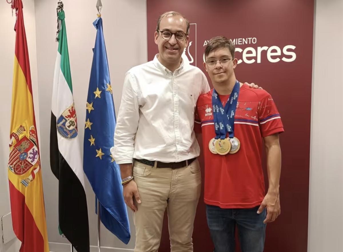 El nadador con el alcalde de Cáceres.