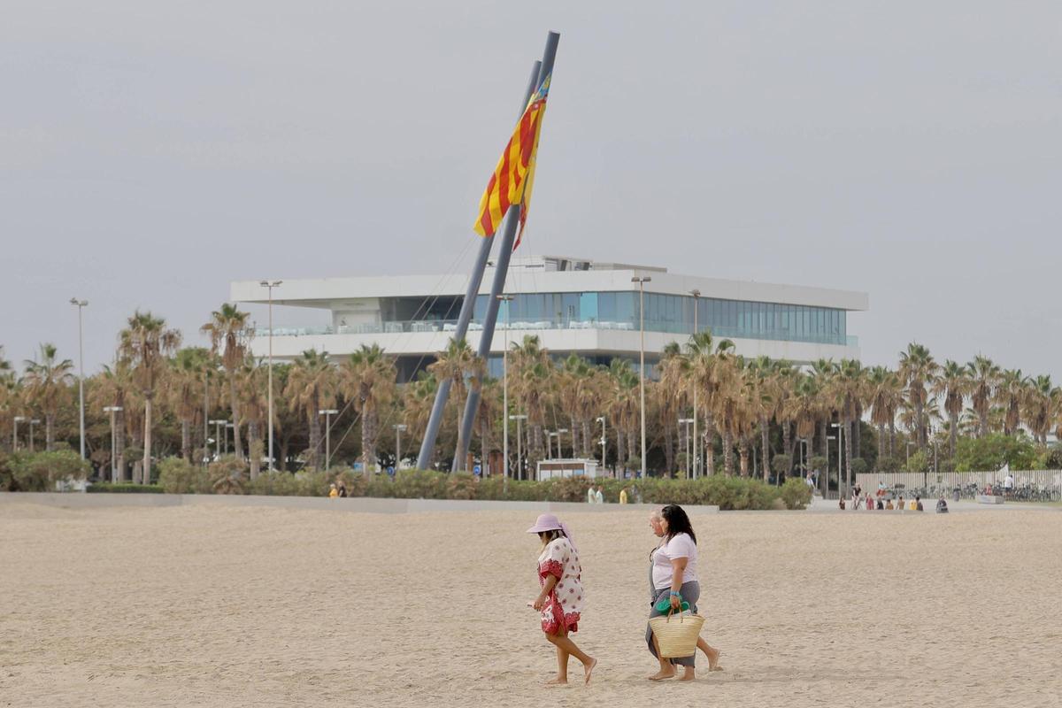 Gran ambiente en las playas de València, pese a las nubes