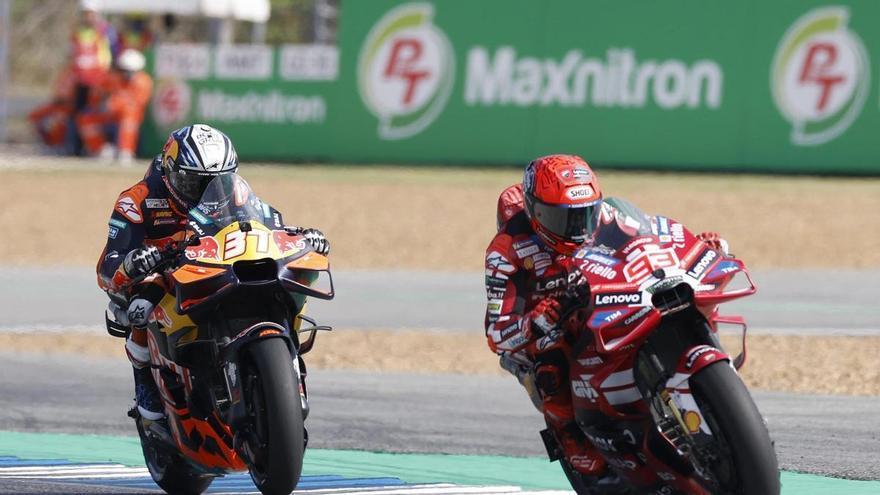 Acosta se lleva el primer sprint sobre Márquez con polémica final