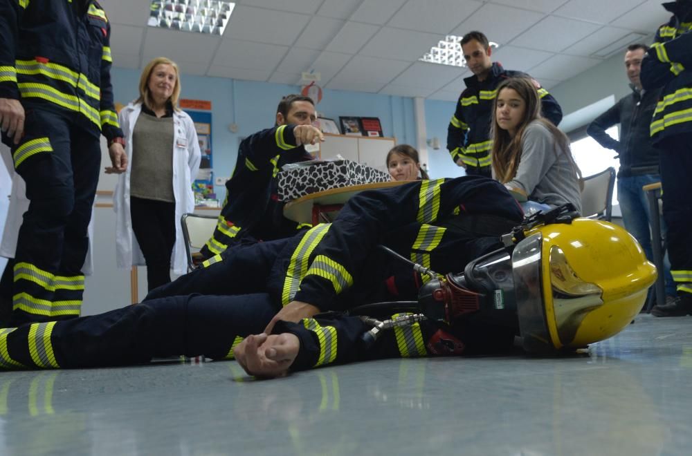 Los bomberos visitan la unidad de Pediatría del Hospital General de Elche.