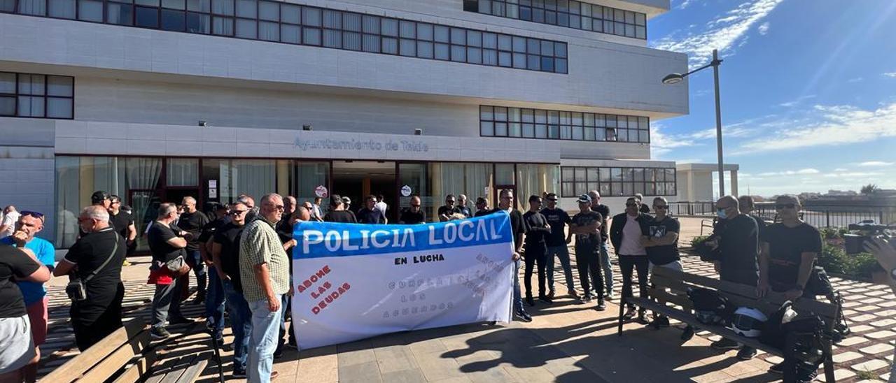 Los policías durante la manifestación celebrada este martes a las puertas del Ayuntamiento.