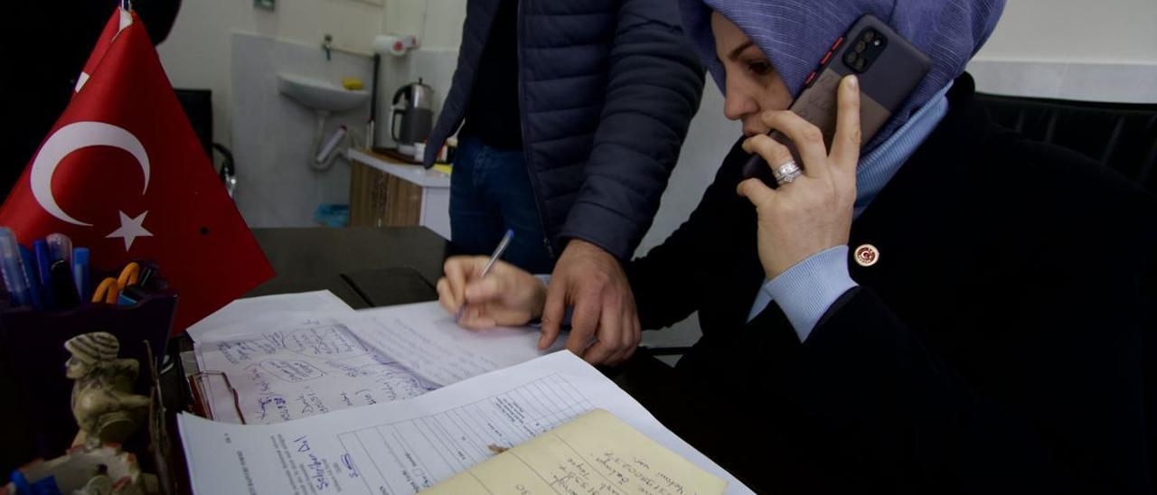 La activista contra el matrimonio infantil en Turquía Dilek Demir, en su oficina en el barrio de Muradiye, en la ciudad de mayoría kurda de Diyarbakir.