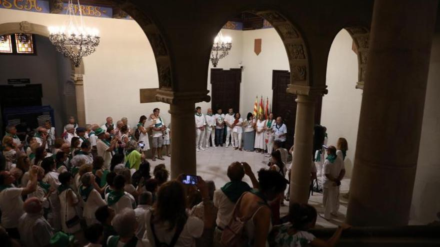 Entrega de los reconocimientos a los oscenses residentes que viven fuera.  | AYUNTAMIENTO DE HUESCA