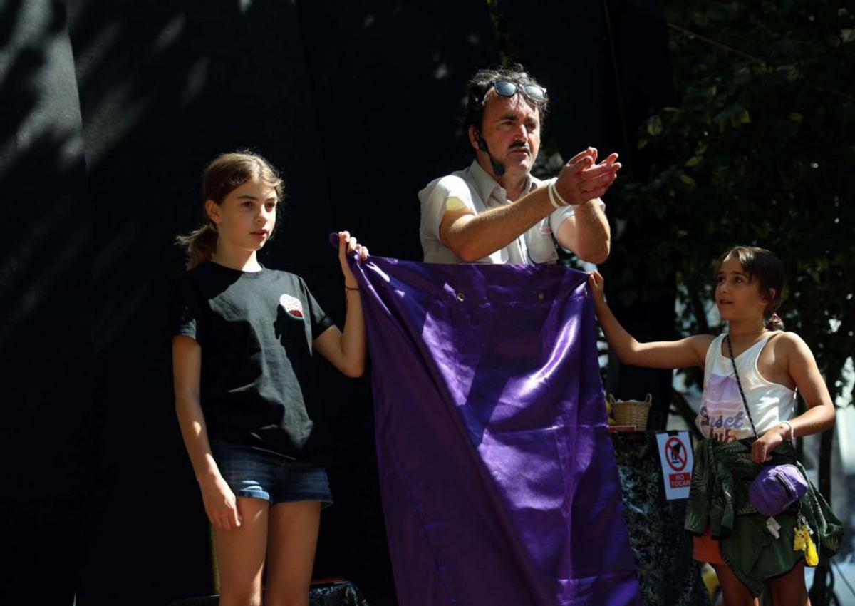 Los niños observan el espectáculo en la plaza de Ravella. | // NOÉ PARGA