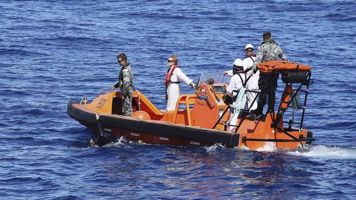 Una lancha del 'Ocean Shield' busca en la zona en la que se han captado las señalas acústicas, en el Índico.