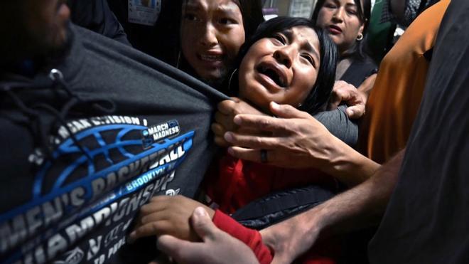 Una familia migrante separada por ICE, de Carol Guzy, ganadora del World Press Photo