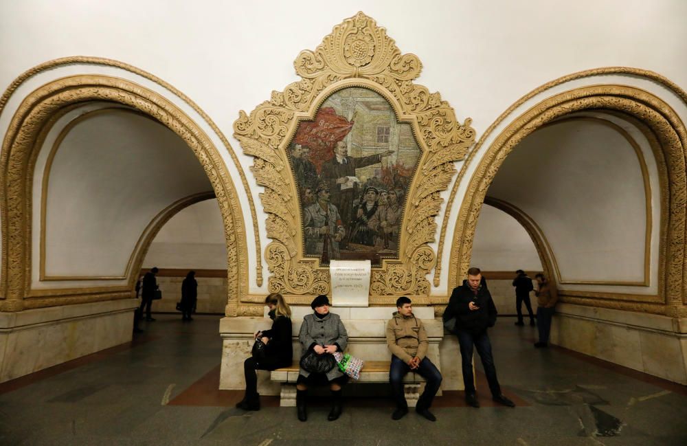 Gent esperant a l'estació Kievskaya
