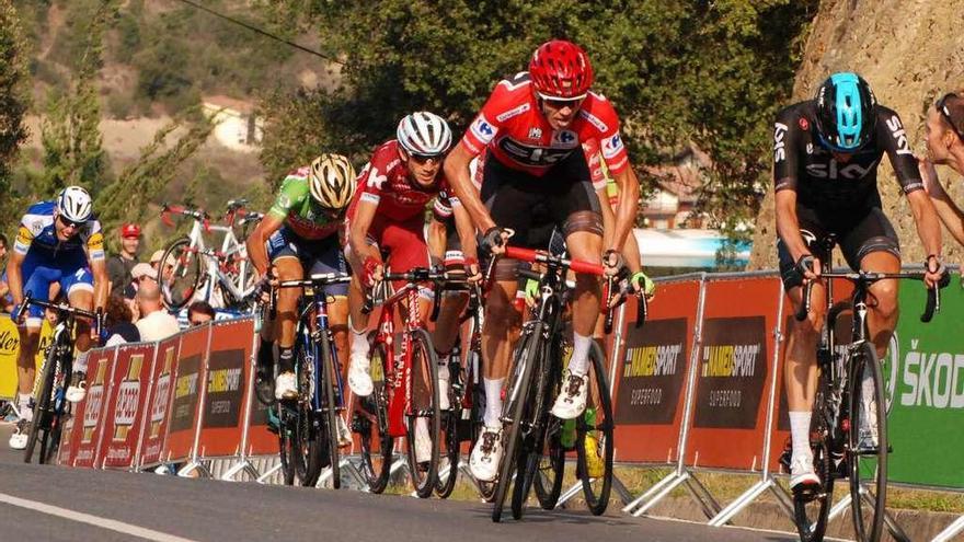 Froome, con el maillot rojo, durante la etapa de la Vuelta en la que dio positivo.
