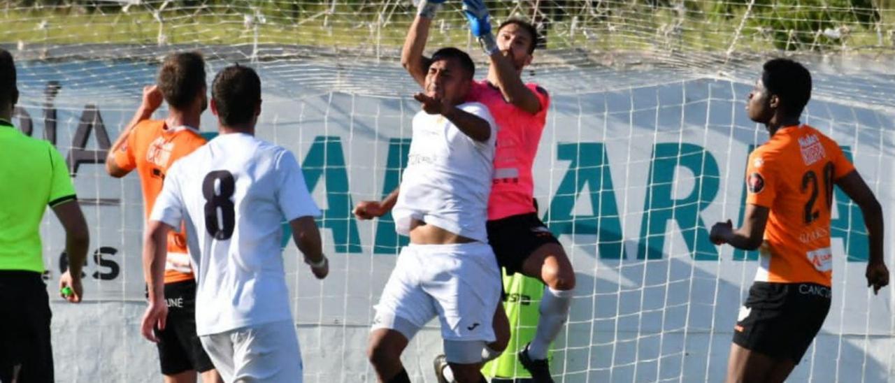 Carlos Hortal intenta atrapar el balón durante el derbi de Liga. | VICENT MARÍ