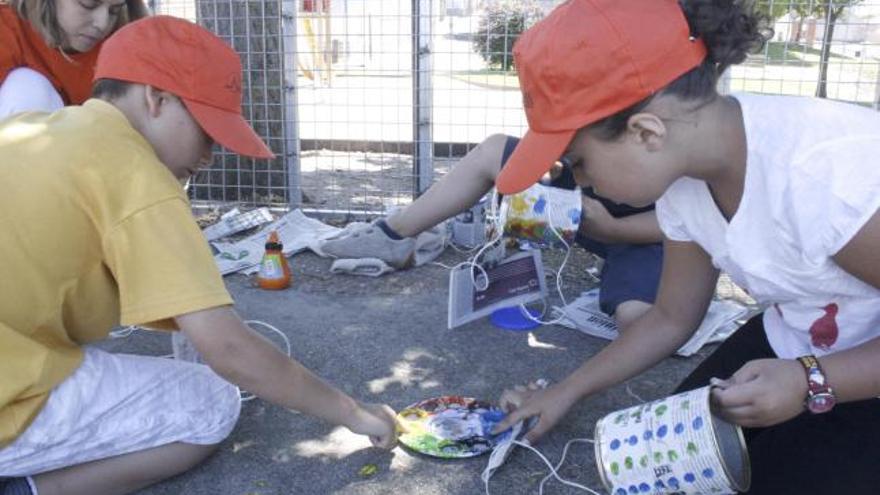 Dos niños juegan en un Campamento Urbano de la capital