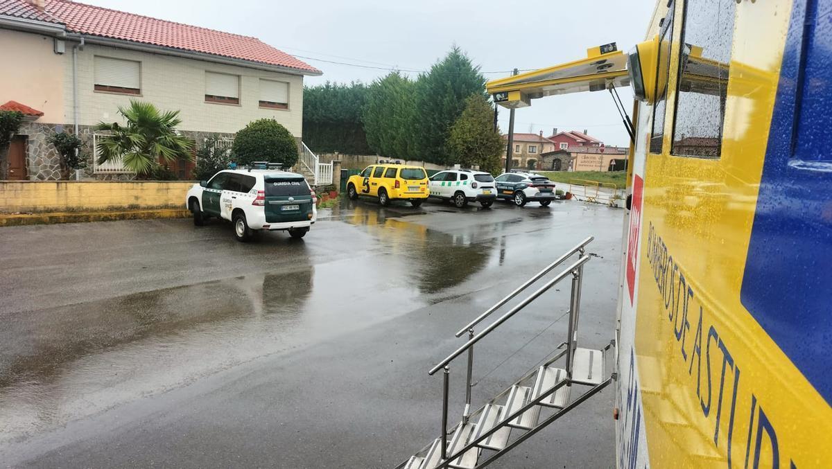 El puesto de mando, junto a varios vehículos de la Guardia Civil y el SEPA.