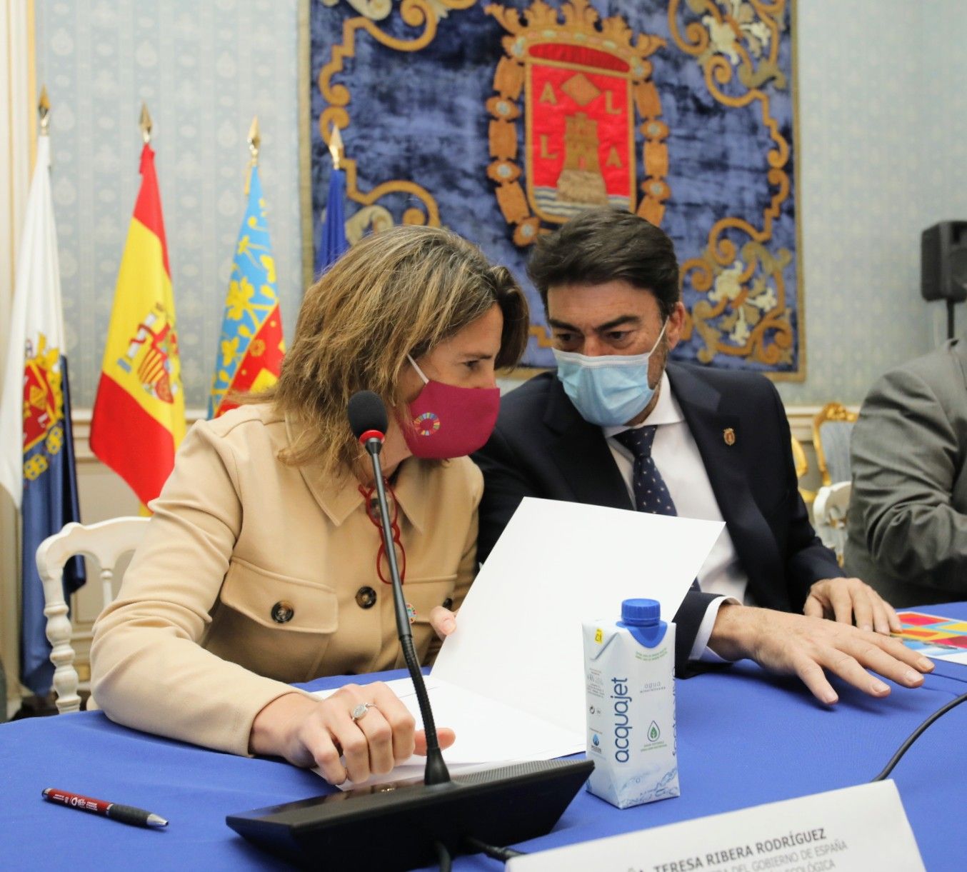 Teresa Ribera firma en el libro de honor del Ayuntamiento de Alicante