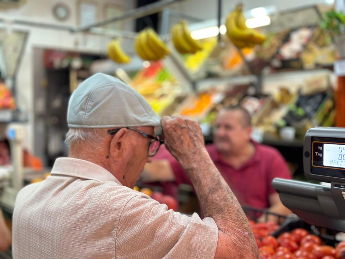 Un vecino compra en la Frutería Hermanos Sancho.