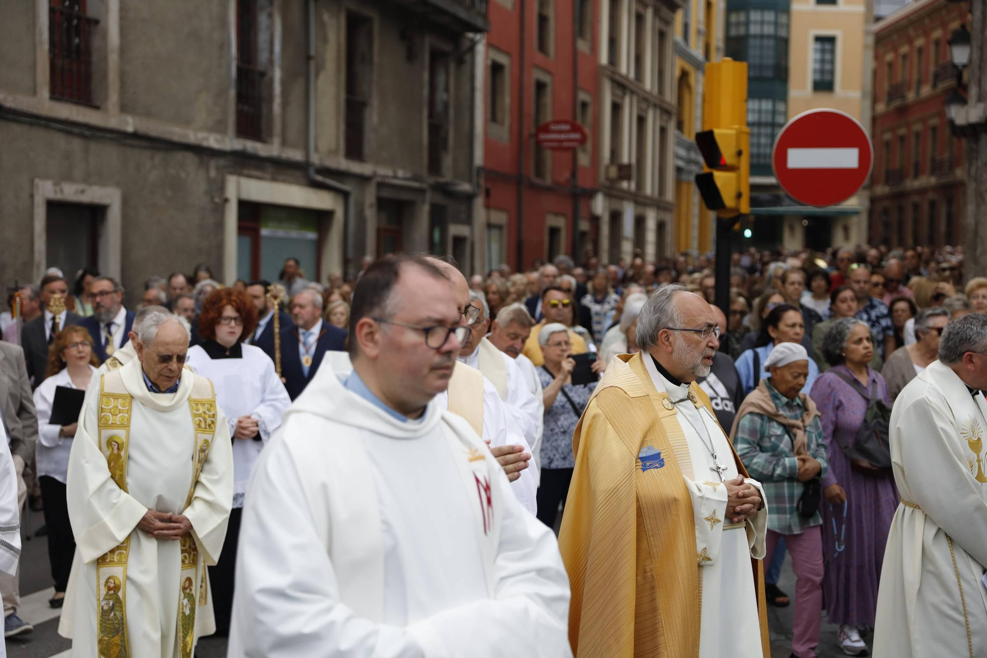 Pétalos, incienso, niños... así fue la procesión del Corpus Christi en Gijón (en imágenes)