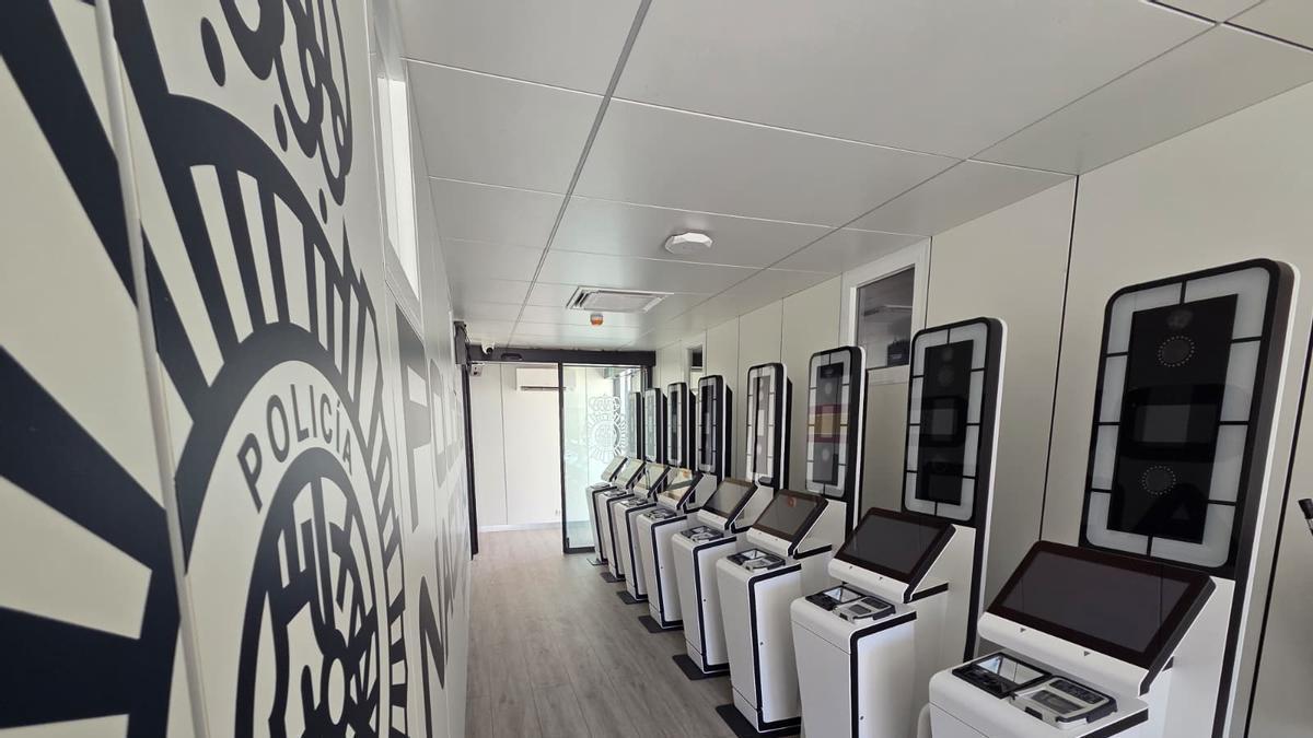 Interior de los contenedores para el control fronterizo para los cruceristas