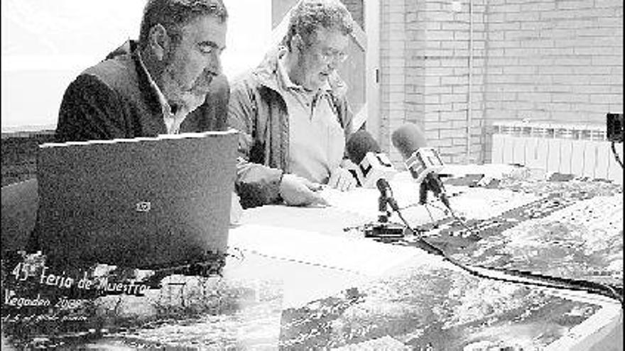 Juan Antolín y Juan Santiago, ayer, durante la presentación de la feria veigueña.