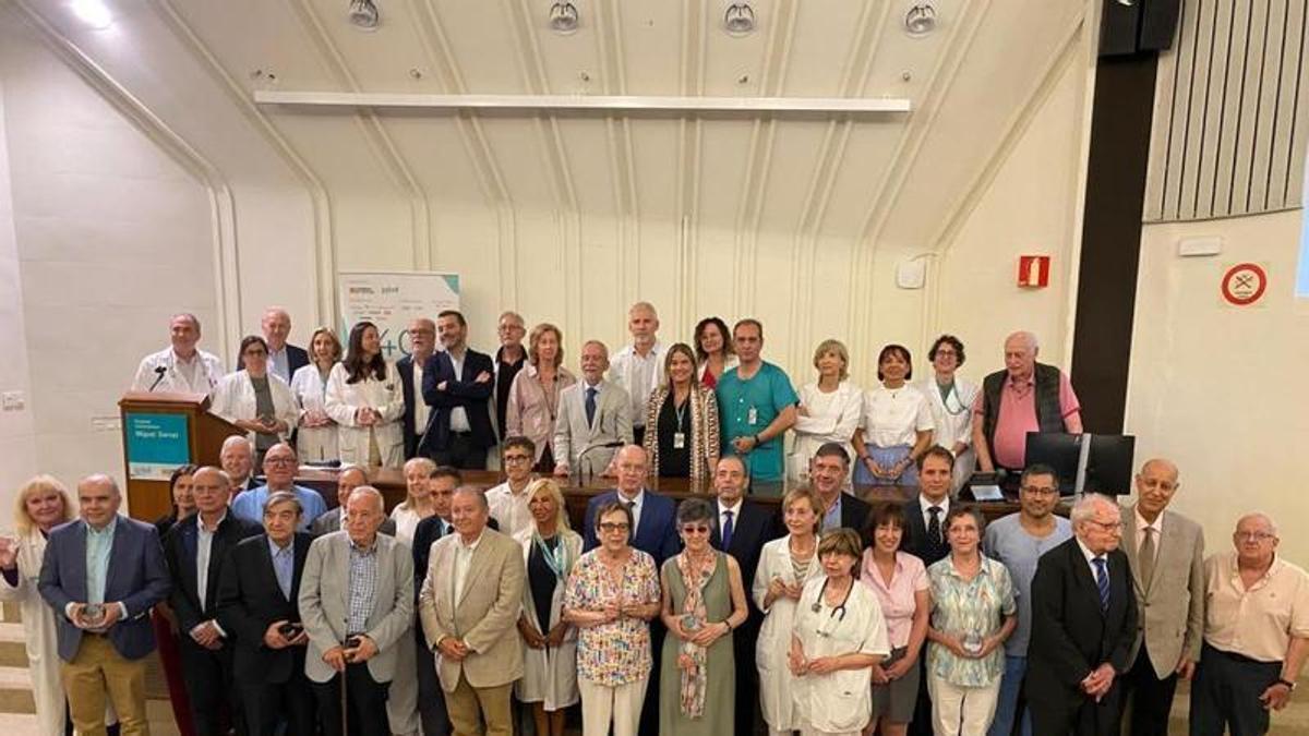 El consejero de Sanidad con los profesionales reconocidos en la celebración del 40 aniversario del primer trasplante renal.