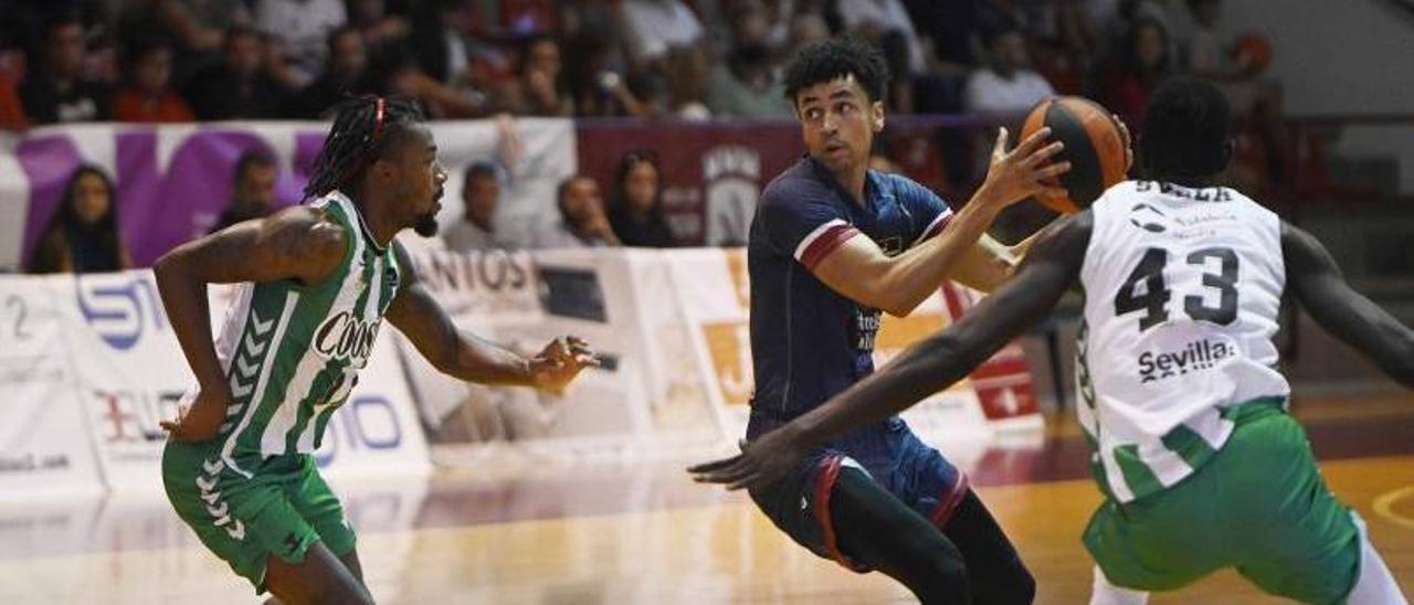 Marcus Paige, en el centro, defendido por Shannon Evans (izqda.) y Amar Sylla, en la final del EncestaRías. |   // PABLO HERNÁNDEZ