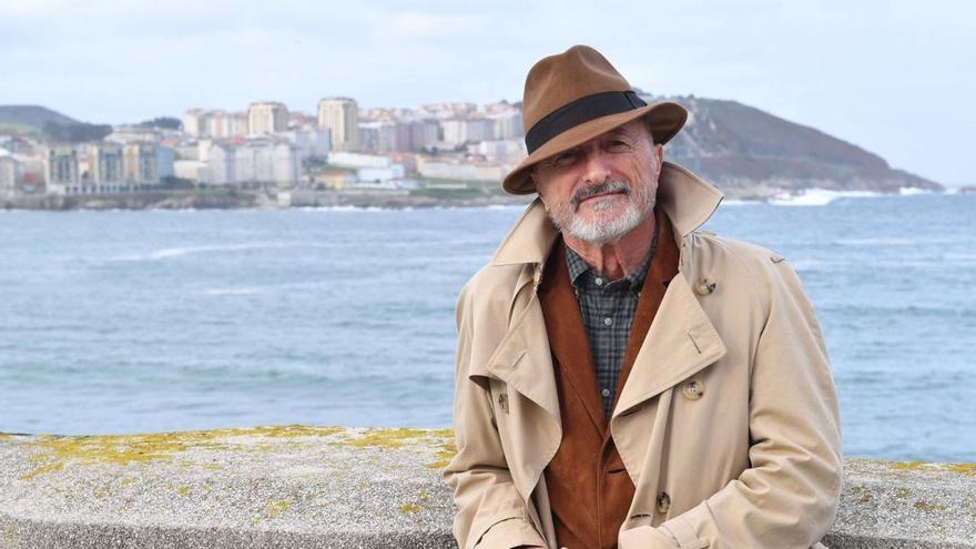 Arturo Pérez-Reverte,
ayer, en A Coruña.   | //  VÍCTOR ECHAVE