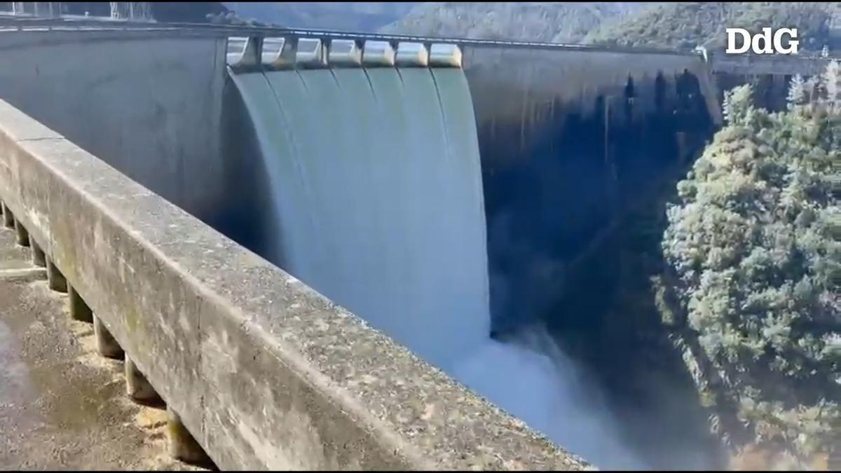 El pantano de Susqueda rebosa tras el temporal de lluvias